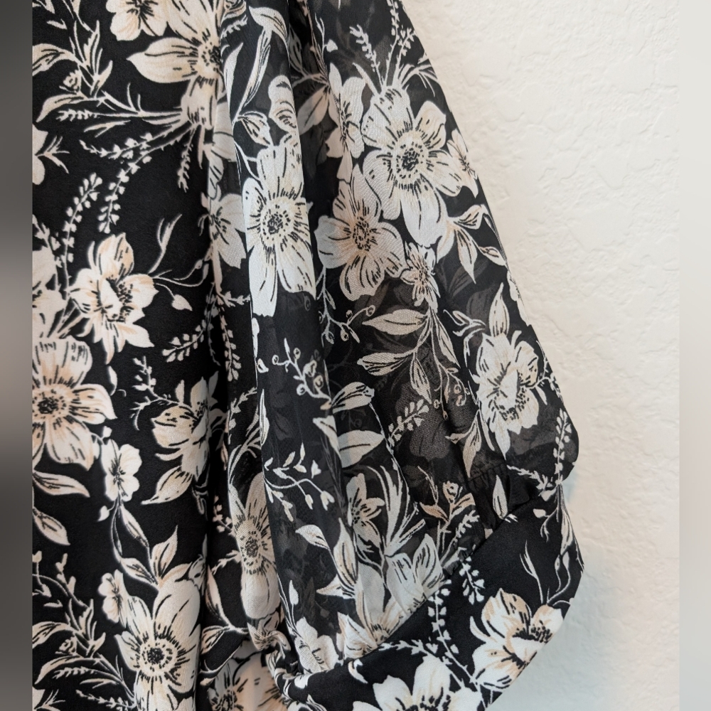 PerSeption Women Black With White Flowers Short Sleeve Blouse 1X - Picture 3 of 6
